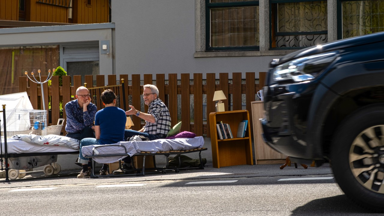 Aktion der Alpen-Initiative in Wassen «Ihr fahrt uns durch die Stube».