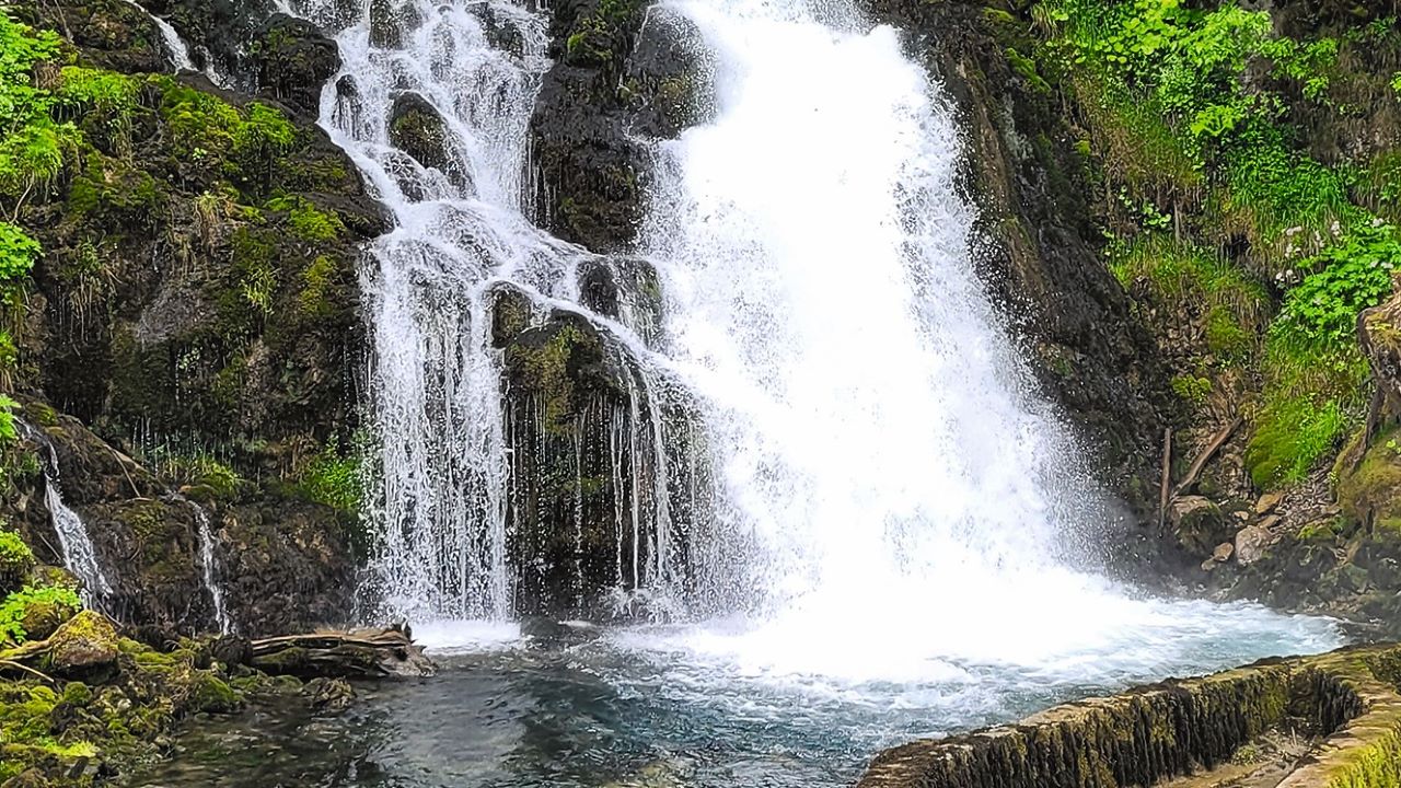 Selbst bei verhangenem Wetter kann sich die Region zwischen dem Pays d’Enhaut und dem Gurnigel sehen lassen – schroffe Felsen, saftige Wiesen, mystische Moore und ein eindrücklicher Wasserfall hielt die dreitägige Wanderung bereit.