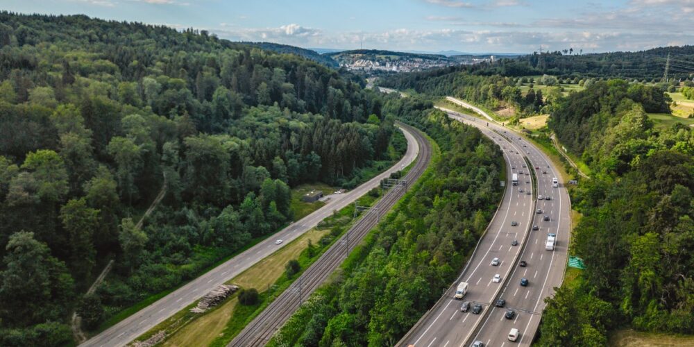 Nicht nur in den Alpen, sondern auch im Mittelland – der kopflose Autobahnausbau gefährdet die Verlagerung auf die Schiene, obwohl die entsprechende Infrastruktur vorhanden ist.