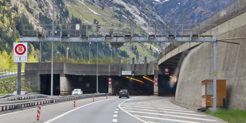 Nördliche Tunneleinfahrt in den Gotthard-Strassentunnel in einer Nord-Süd-Befahrung