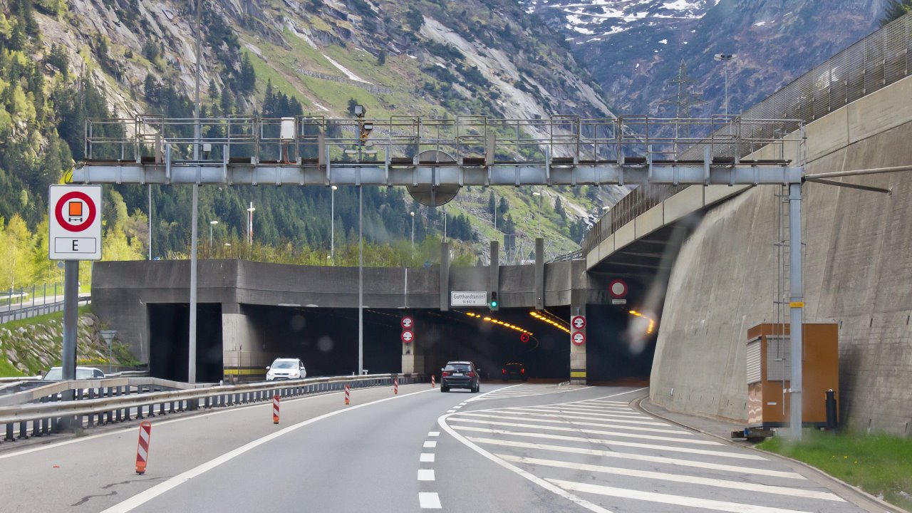 Nördliche Tunneleinfahrt in den Gotthard-Strassentunnel in einer Nord-Süd-Befahrung